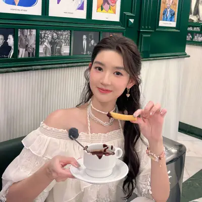 cô gái đang thưởng thức món ngon