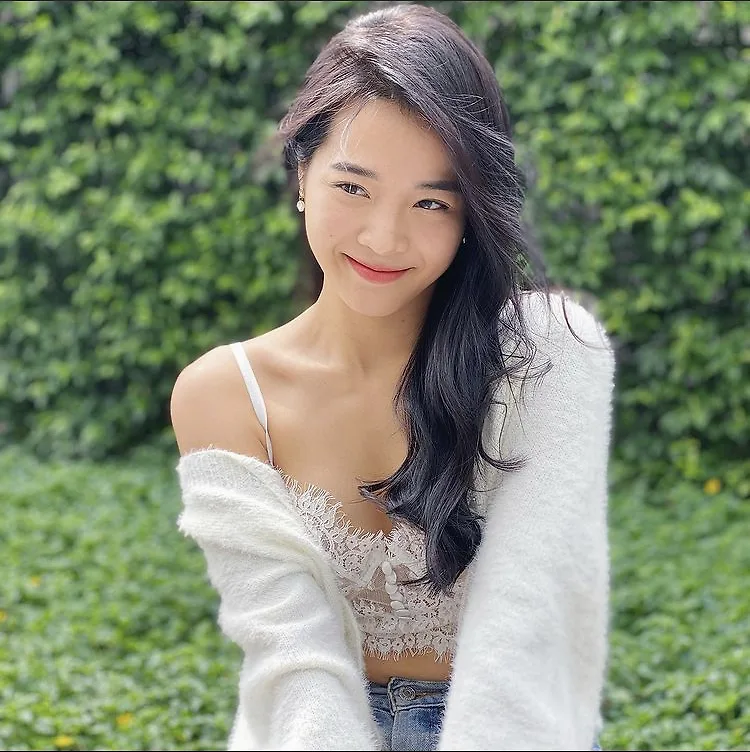 Áo cardigan trắng khoác ngoài áo bralette