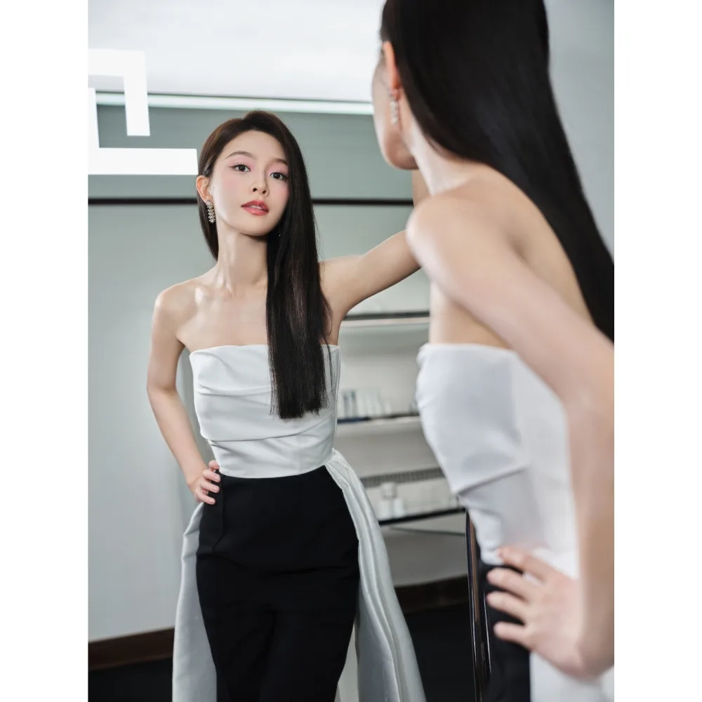 Nữ diễn viên Văn Vịnh San ngắm nhìn mái tóc đen bóng khỏe trước gương. 