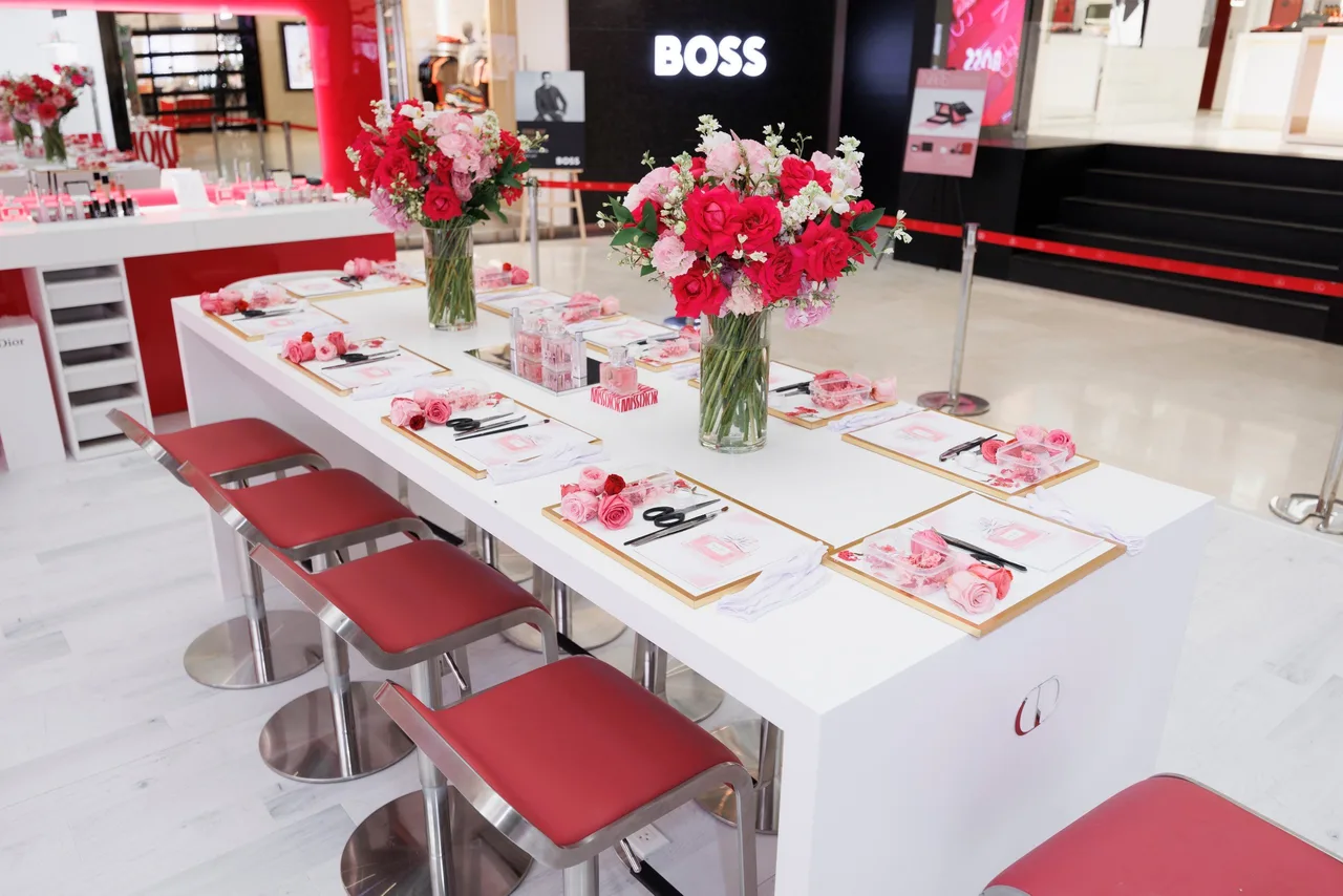 Dior: làm khung tranh trang trí tại sự kiện Pop Up Miss Dior Parfum