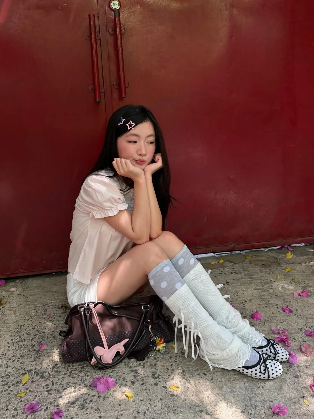 Chơi đùa cùng chất liệu khi phối chồng tất voan lên trên lớp tất trơn.