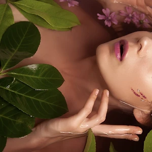 trắc nghiệm cô gái nằm trong nước