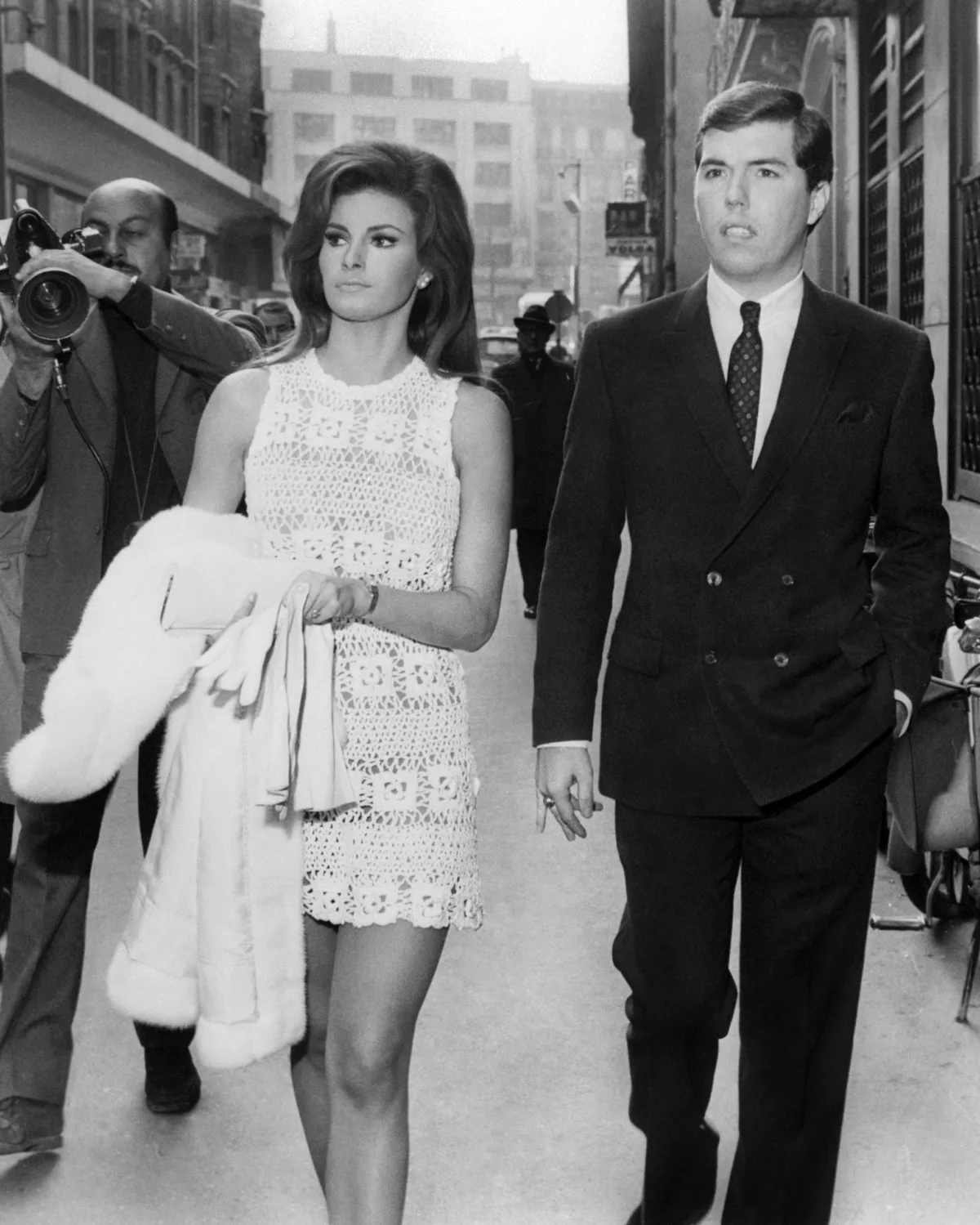 váy cưới đan móc raquel welch