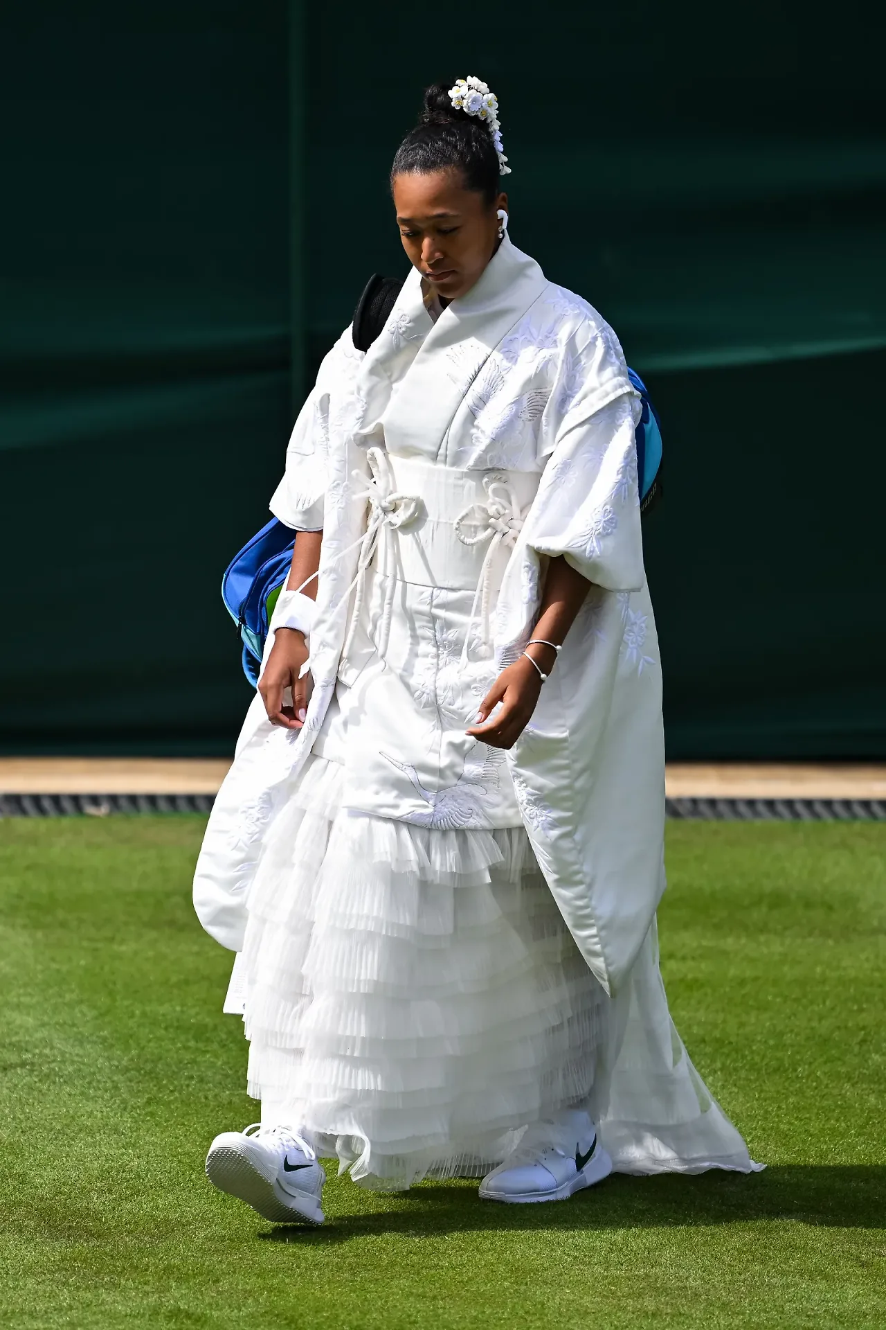 Naomi Osaka trang phục chào sân Wimbledon 2026