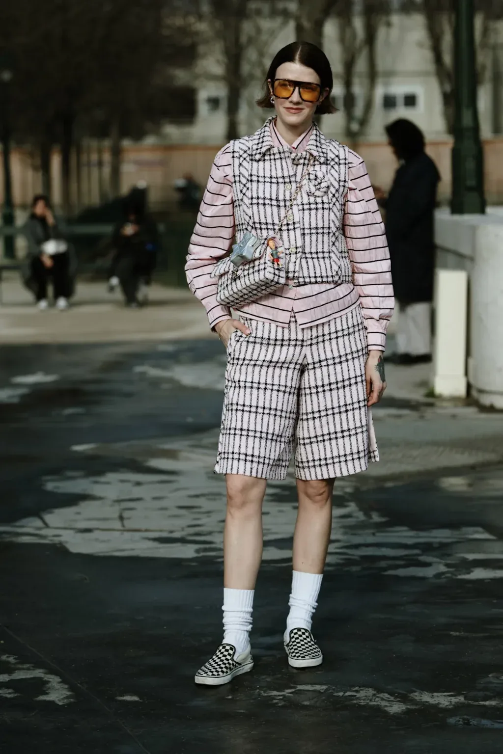 Street style cá tính với áo phông và đôi giày slip on