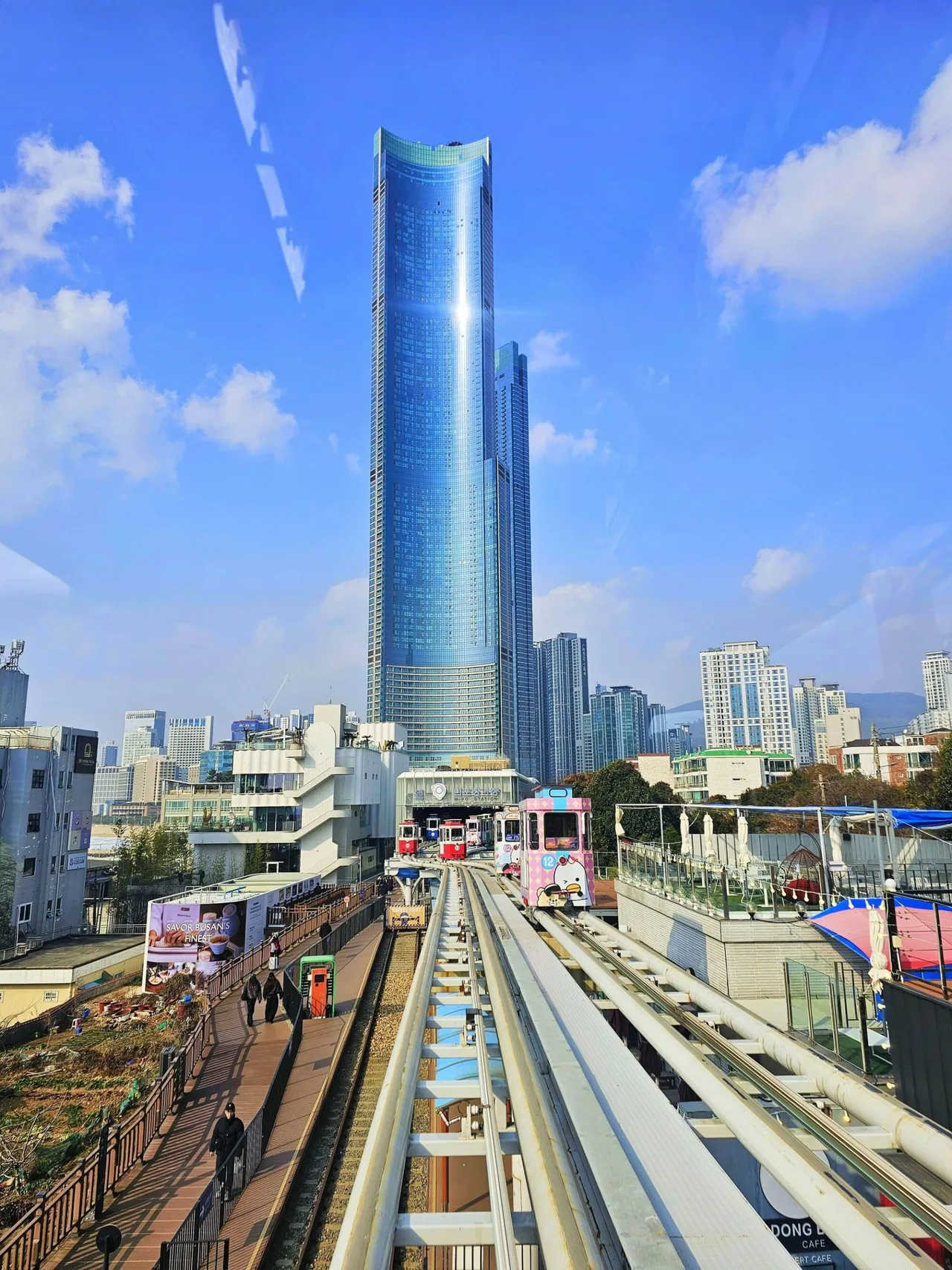 Sky Capsule vận hành trên đường ray trên cao ở Busan.