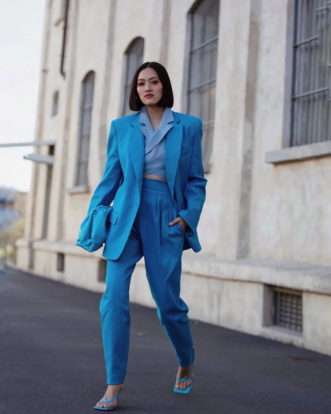 tiffany hsu mặc bộ âu phục suit màu xanh monochrome mang giày sandal nữ mũi vuông
