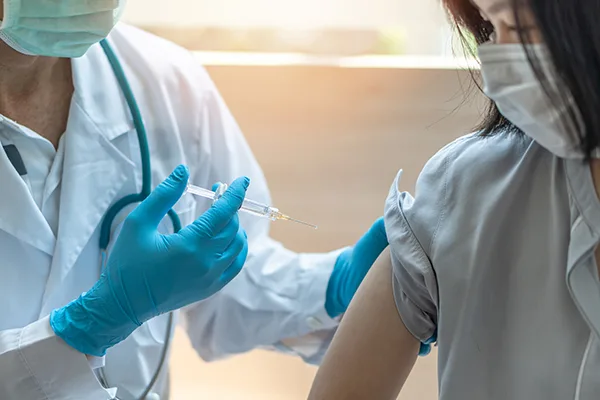 Tiêm chủng vaccine đầy đủ để ngăn ngừa bệnh.