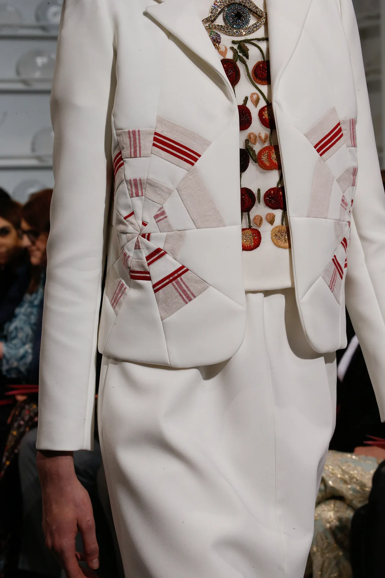 detail-schiaparelli-spring-2016-ellevietnam(1)