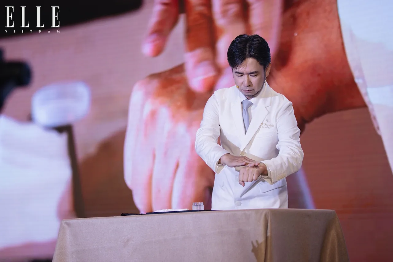 Ông Kiyoshi Sato minh họa trực tiếp kết cấu sản phẩm