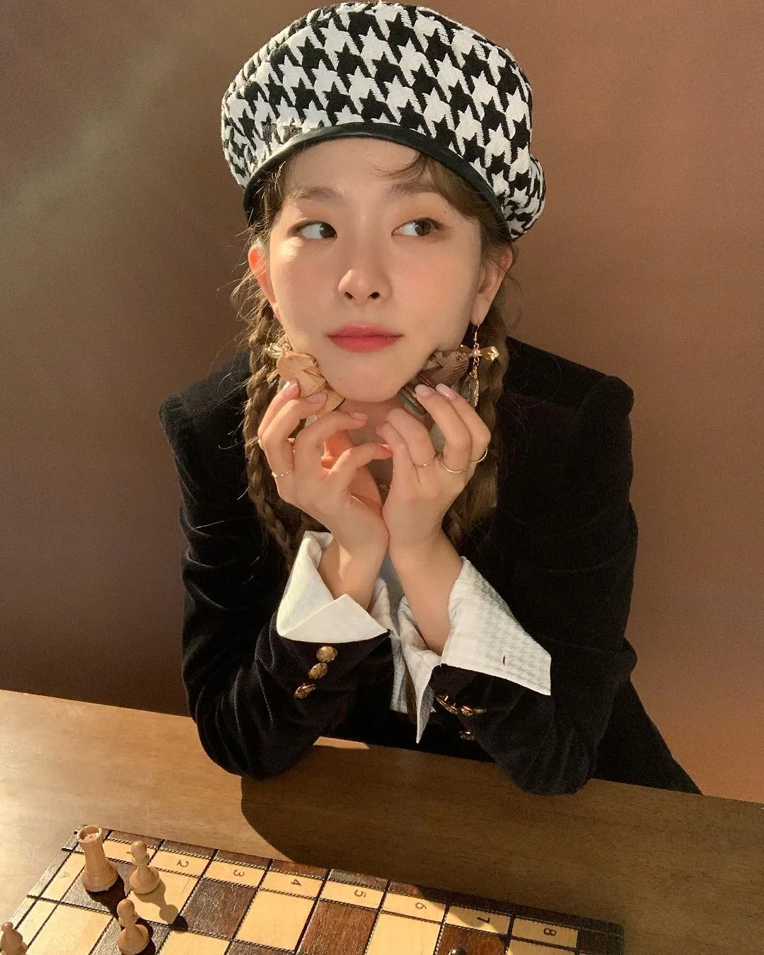 Seulgi thắt tóc 2 chùm đội mũ beret
