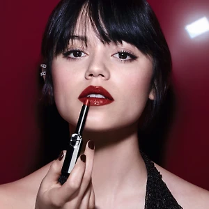 Hình ảnh Jenna Ortega với màu son đỏ 550 Red Shock trong bộ sưu tập Rouge Dior On Stage mở đầu bản tin làm đẹp.
