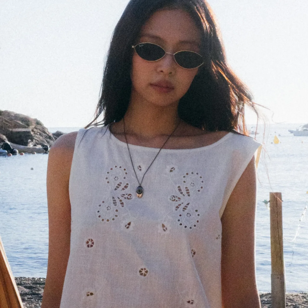 thời trang của jennie trong mv less than a lover 23