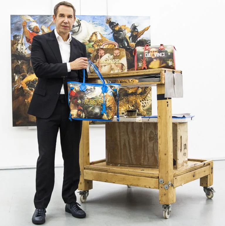 Nghệ sĩ Jeff Koons bên cạnh những chiếc túi LV