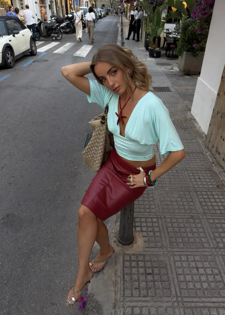 Sự kết hợp ăn ý của sác xanh ngọc và đỏ burgundy giúp outfit nâng tầm thời trang hơn.