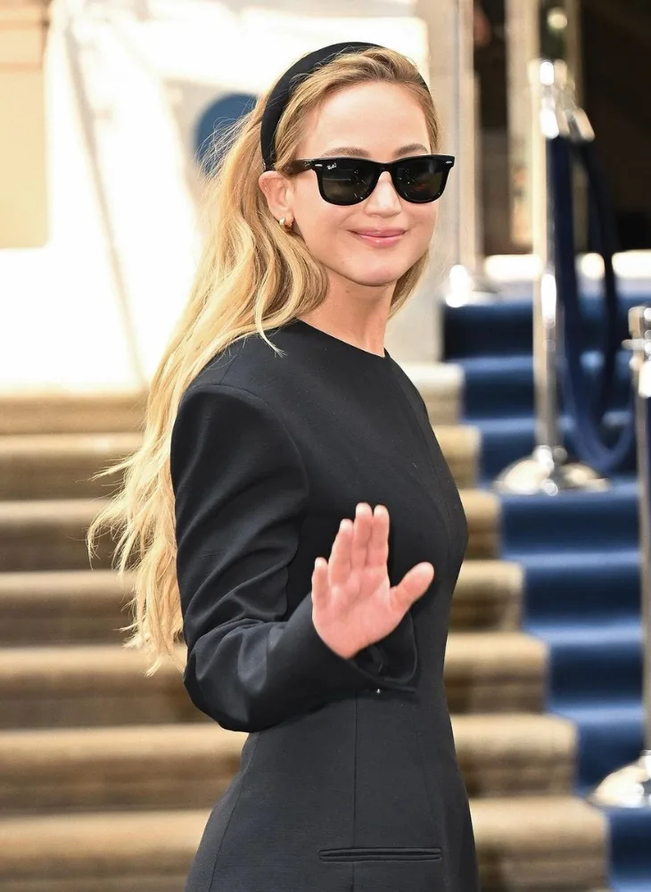 Jennifer Lawrence với mái tóc vàng óng ánh đậm chất "Quiet luxury"