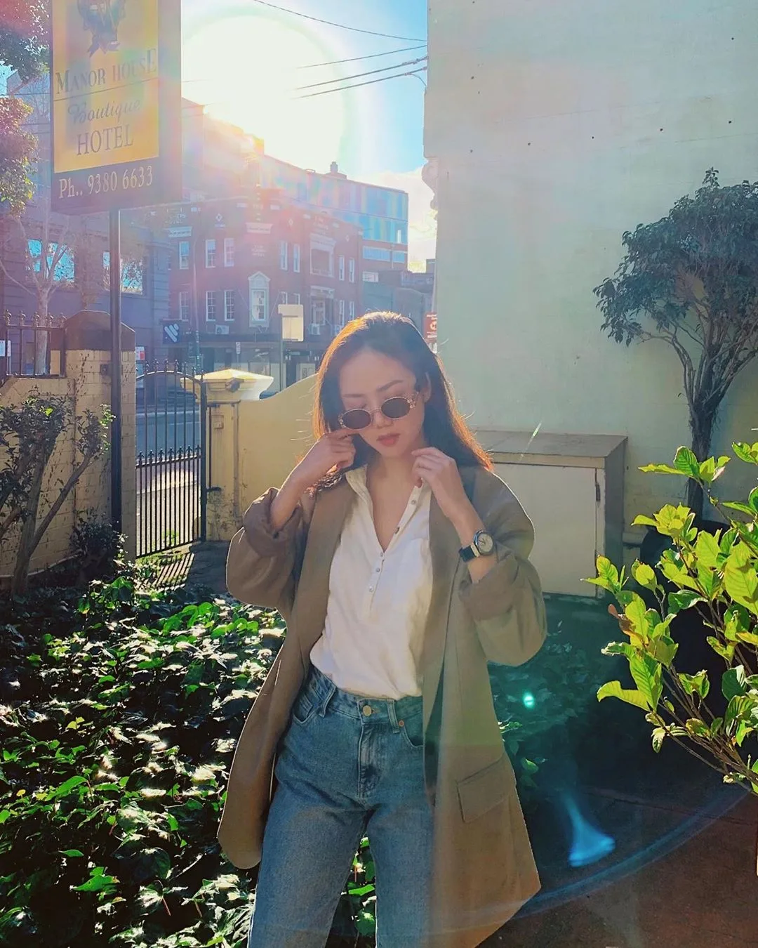 áo sơ mi mặc cùng blazer và quần jeans
