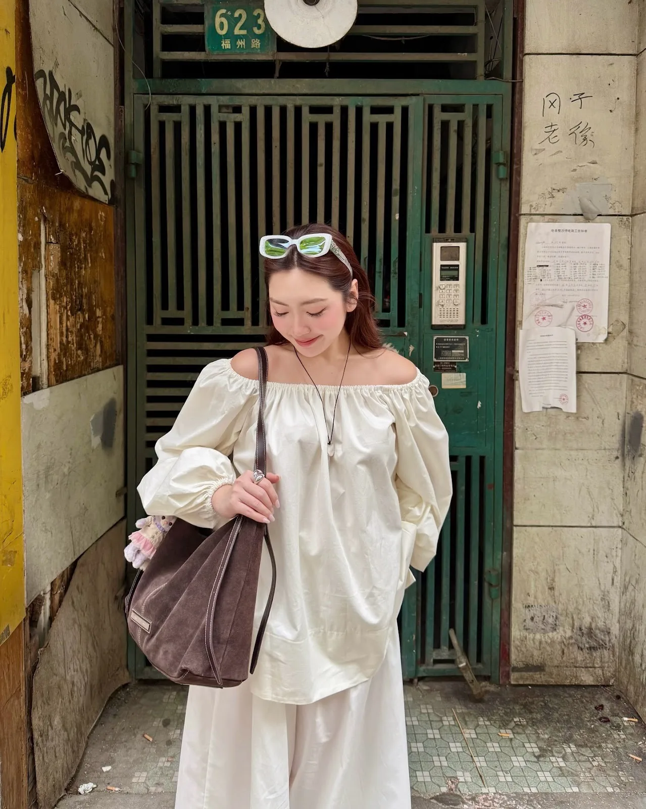 Bạn có thể tham khảo Chloe cách diện màu trắng be phom rộng thư thái, phối cùng túi tote da lộn nâu trầm thời trang