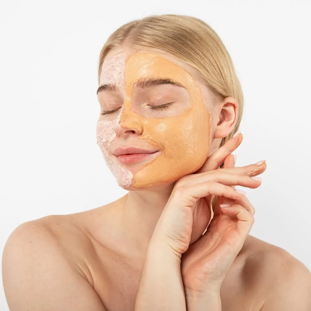 Cô gái đắp mặt nạ multi-masking