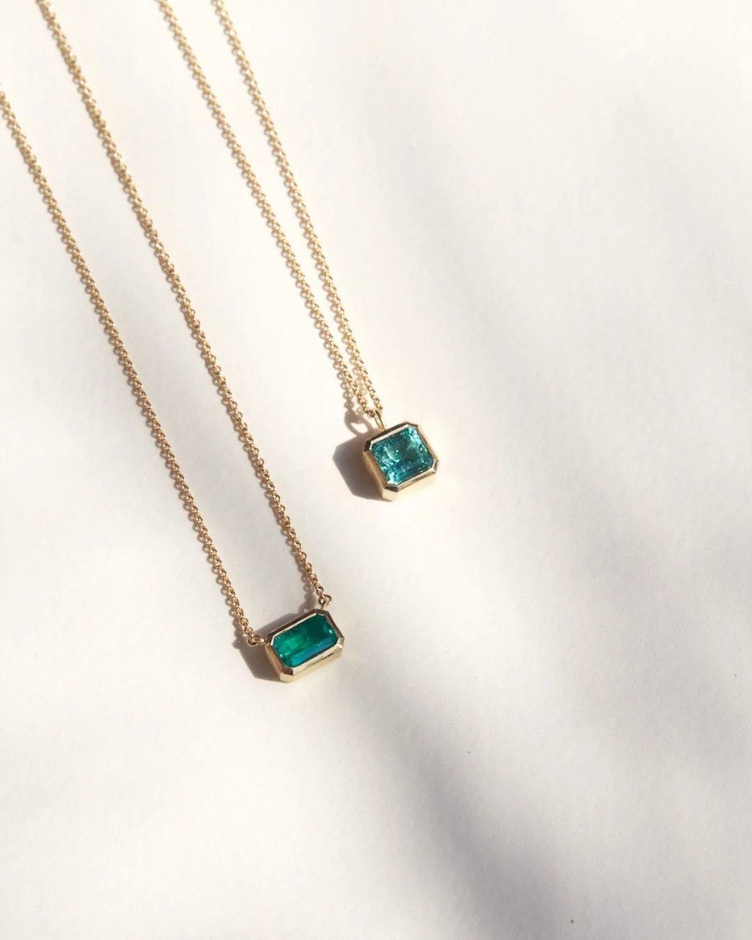 Mặt đá Emerald dáng vuông với khung viền bọc xung quanh, tạo nên cảm giác an toàn, kiên định cho các nàng cung Đất.