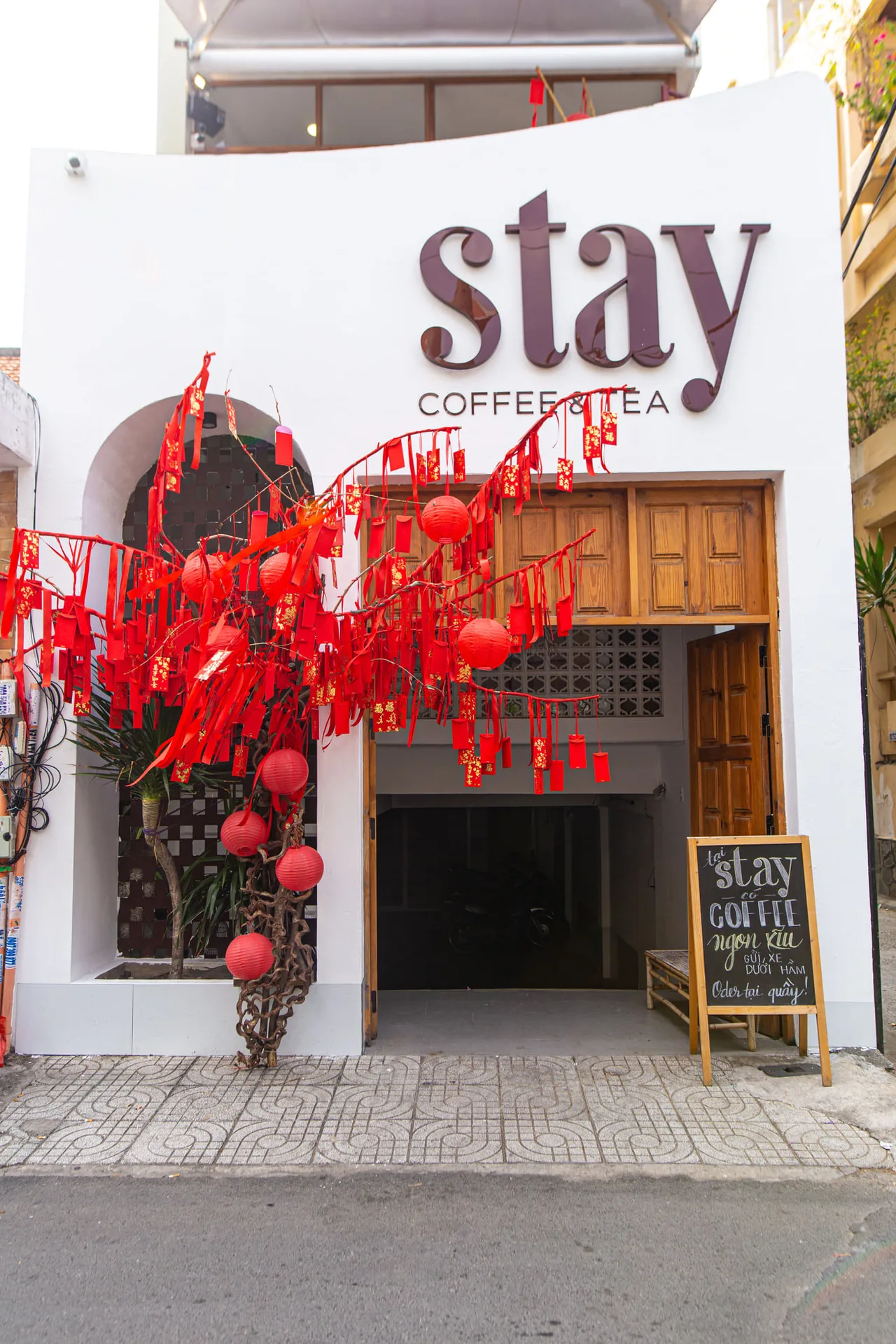 Stay Coffee and Tea trang trí tết 1