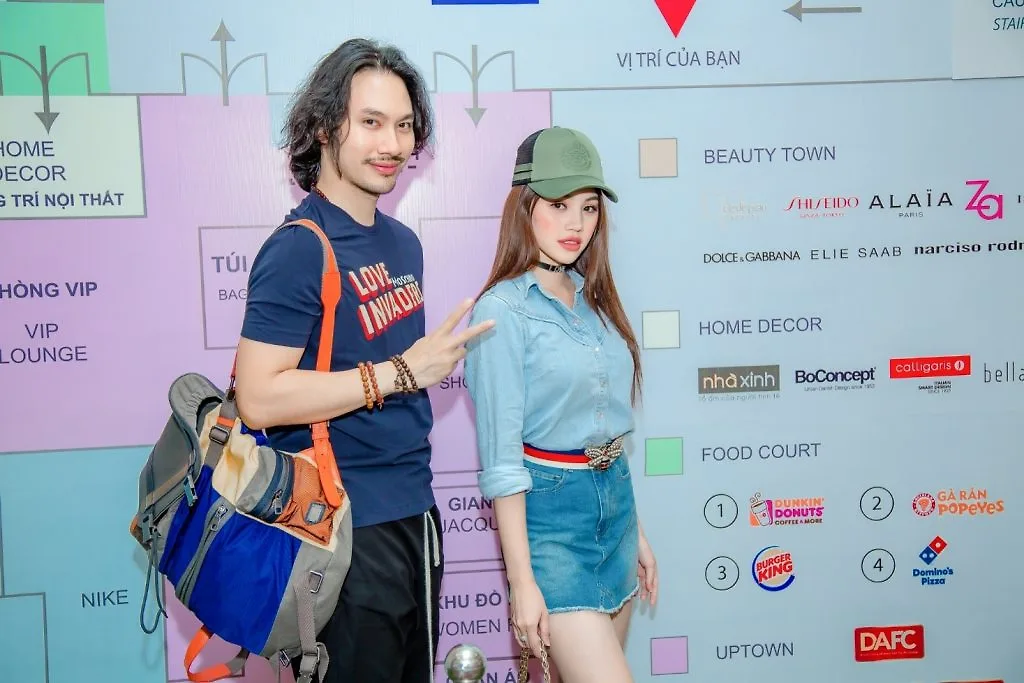 “Hội nhà giàu” “rủ nhau” săn hàng hiệu giảm giá “Hội nhà giàu” “rủ nhau” săn hàng hiệu giảm giá