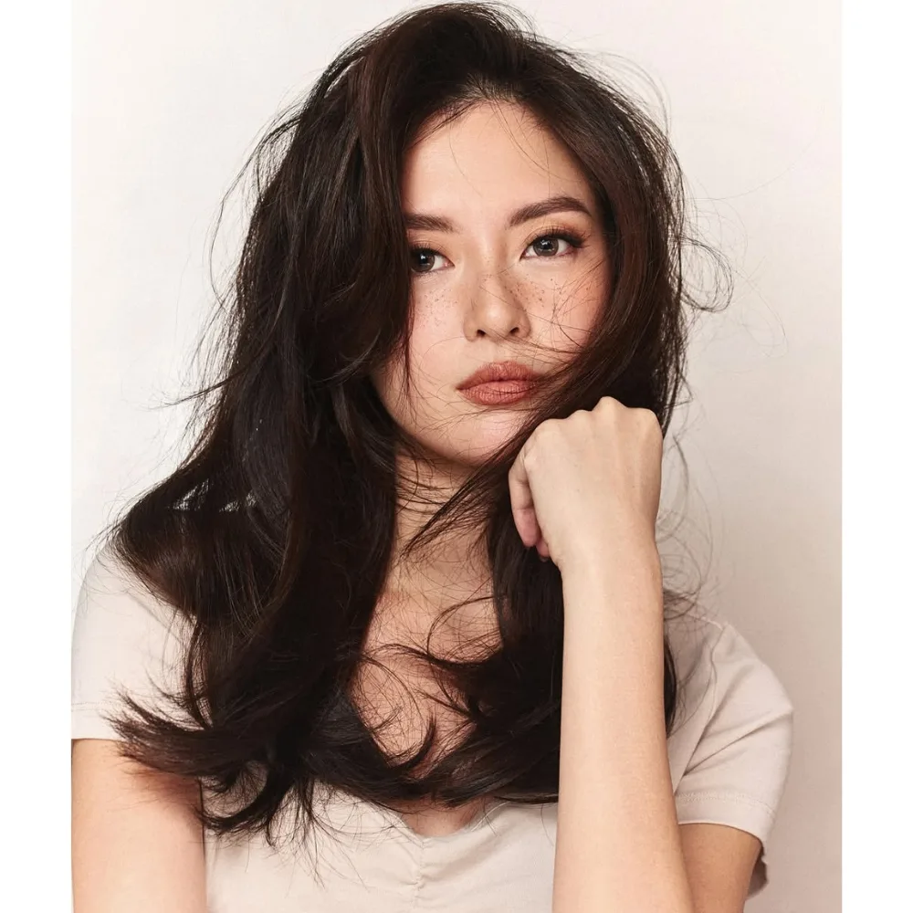 cô gái với mái tóc bồng bềnh