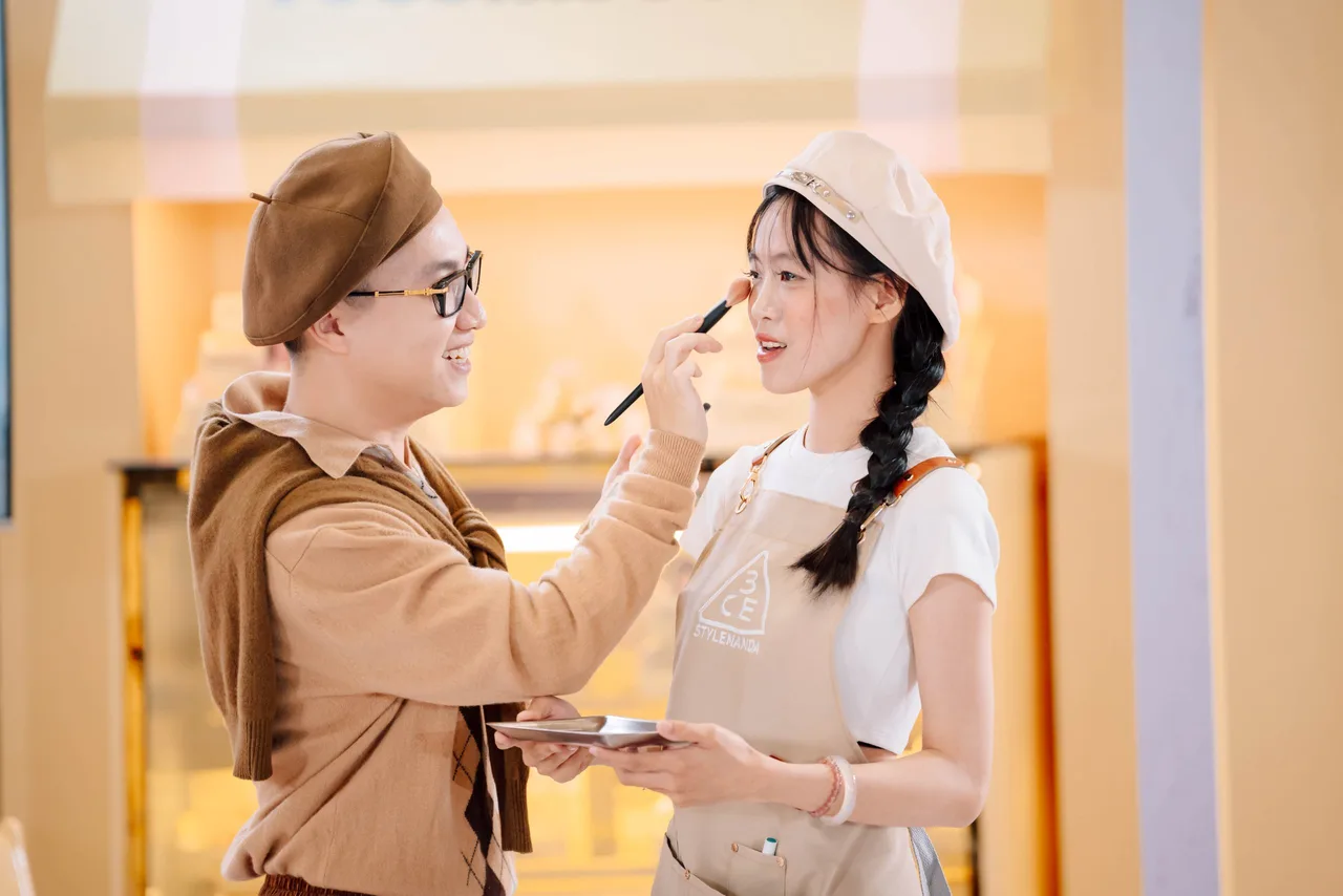 Hiwon trang điểm cho bạn nữ