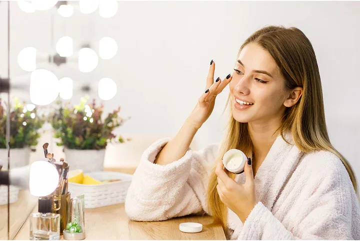 bôi kem dưỡng da mặt để giảm vết thâm mụn