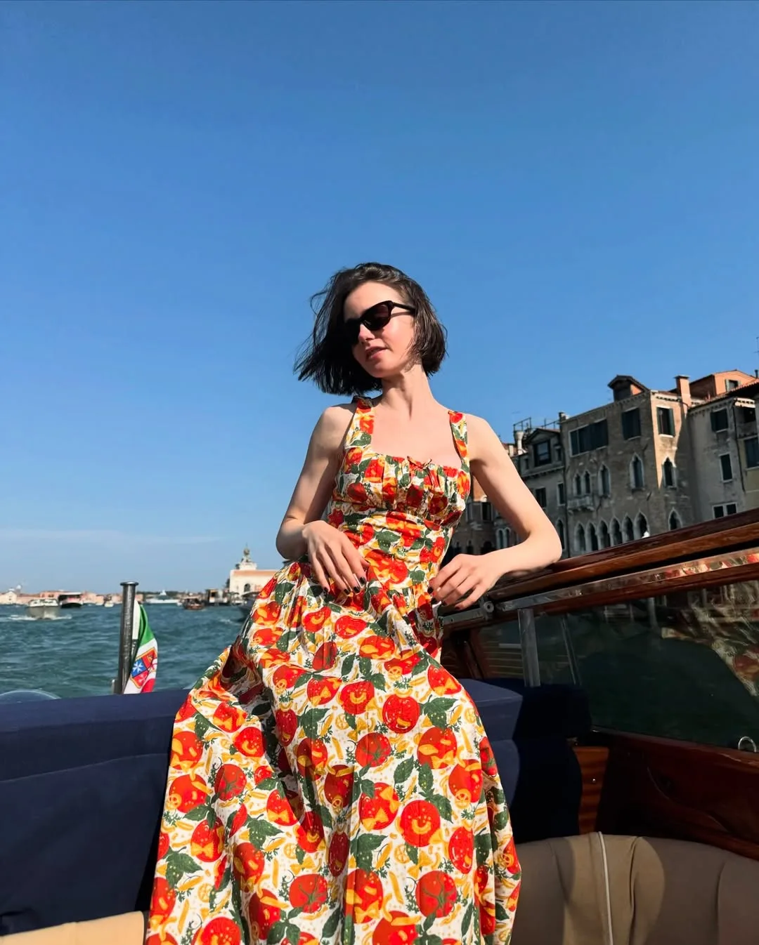 Lily Collins diện váy hoa maxi