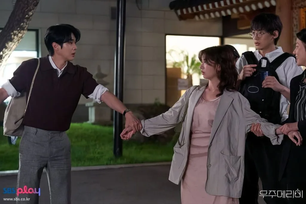 Váy lụa pastel kết hợp vòng cổ ngọc trai trong Would You Marry Me?.