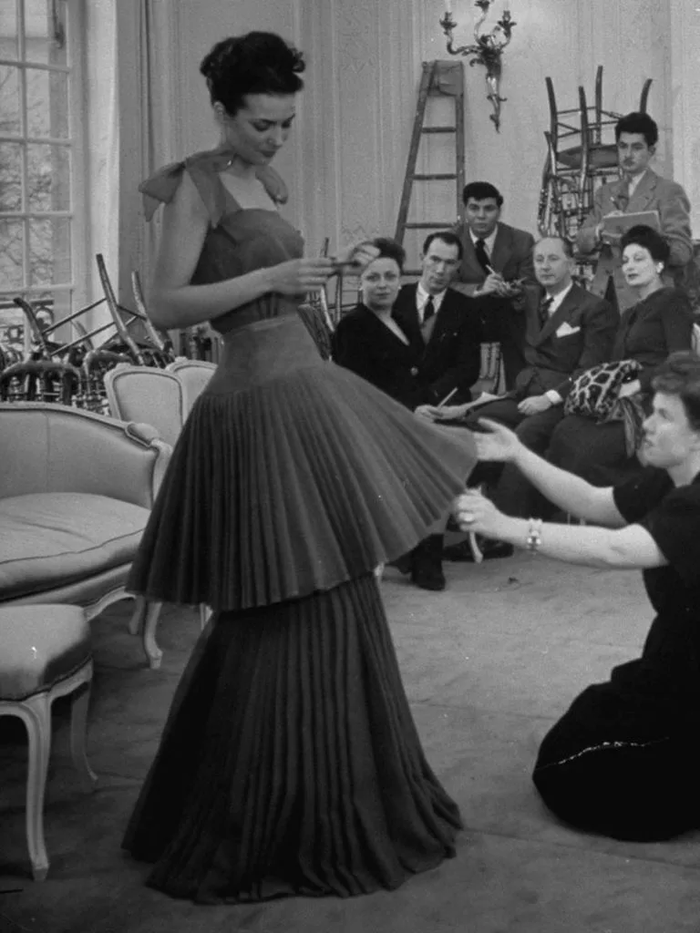 Đối với những Couture boutique thì khách hàng sẽ phải đặt hẹn trước nếu muốn đến xem qua và mặc thử các mẫu thiết kế. Thường thì những bộ Couture sẽ không có tag để giá cả. Những tín độ Couture thực thụ sẽ tự đoán được giá của món đồ mình chọn