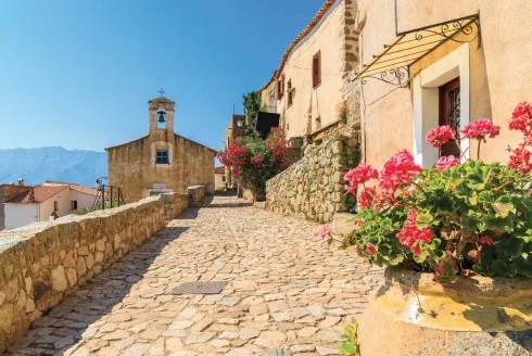 Phố phường bừng trong nắng Corsica