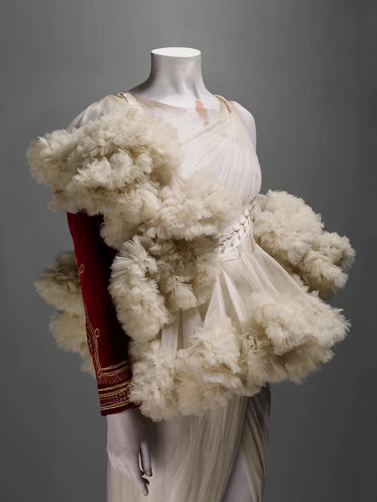 đầm alexander mcqueen trong bảo tàng 2