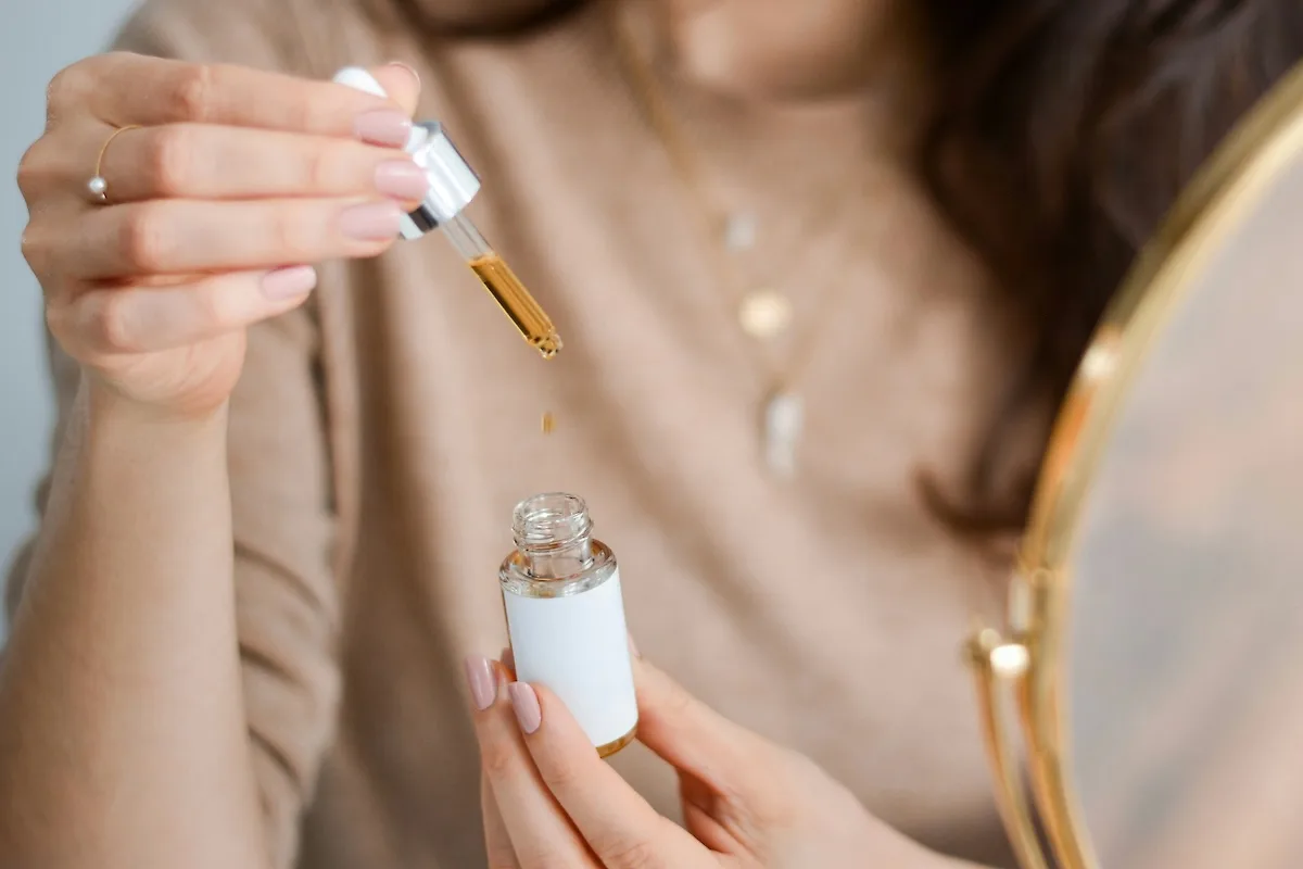 Các sản phẩm skincare trong routine chăm da tối giản khi trời nóng