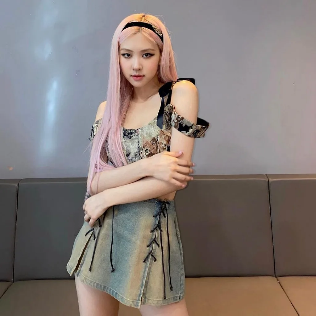 Rose với kiểu tóc duỗi kèm phụ kiện. Rose với kiểu tóc duỗi kèm phụ kiện.