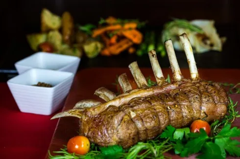 Sườn cừu New Zealand mềm thơm được phục vụ tại nhà hàng Hemispheres Steak & Seafood Grill tháng 7 này.