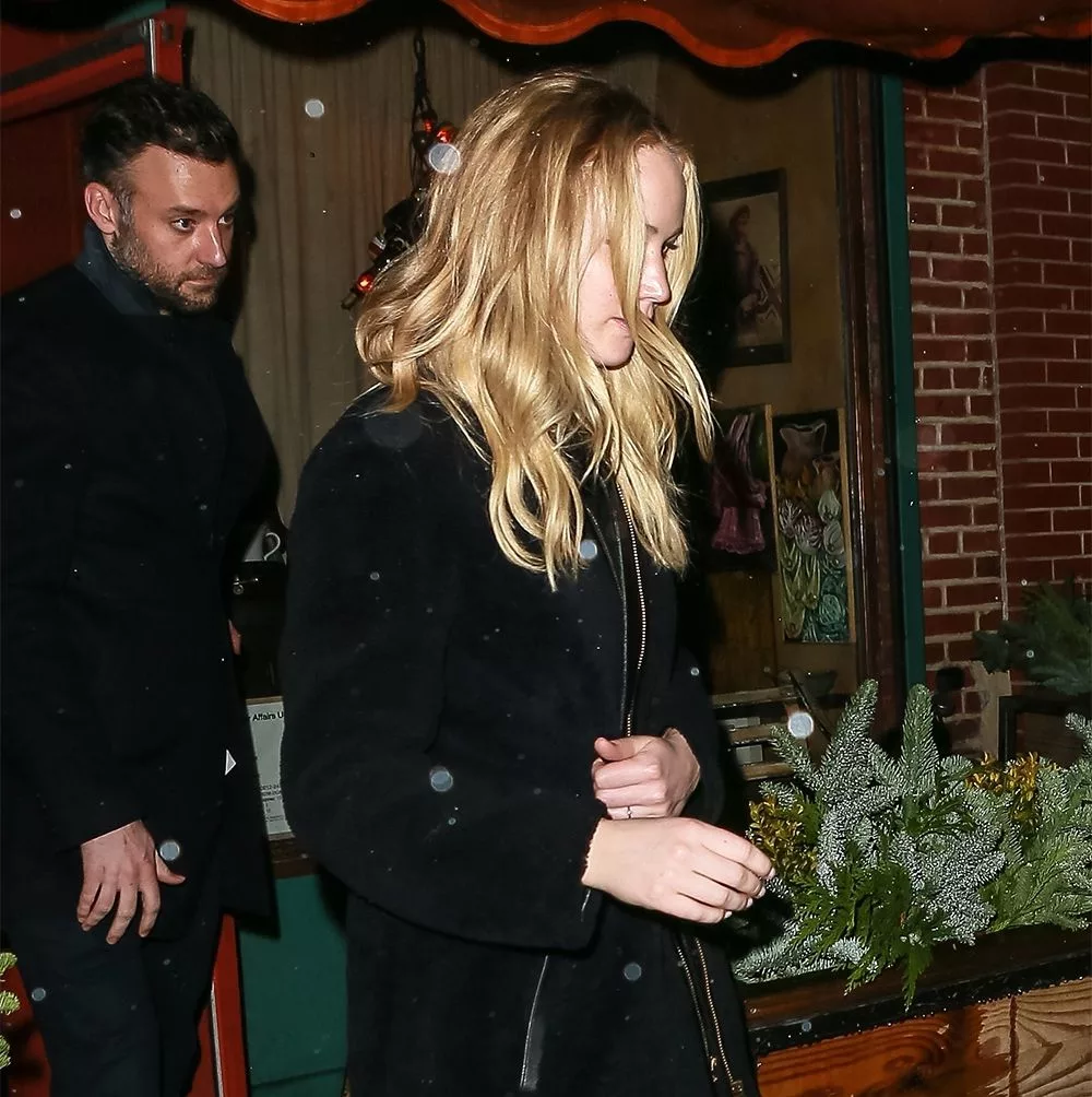 Lộ diện chiếc nhẫn đính hôn “khủng” của nữ diễn viên Jennifer Lawrence 5