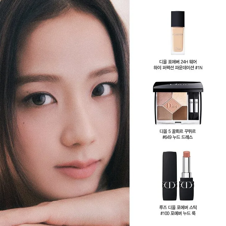 Lối trang điểm trong veo quen thuộc của Jisoo. Lối trang điểm trong veo quen thuộc của Jisoo.
