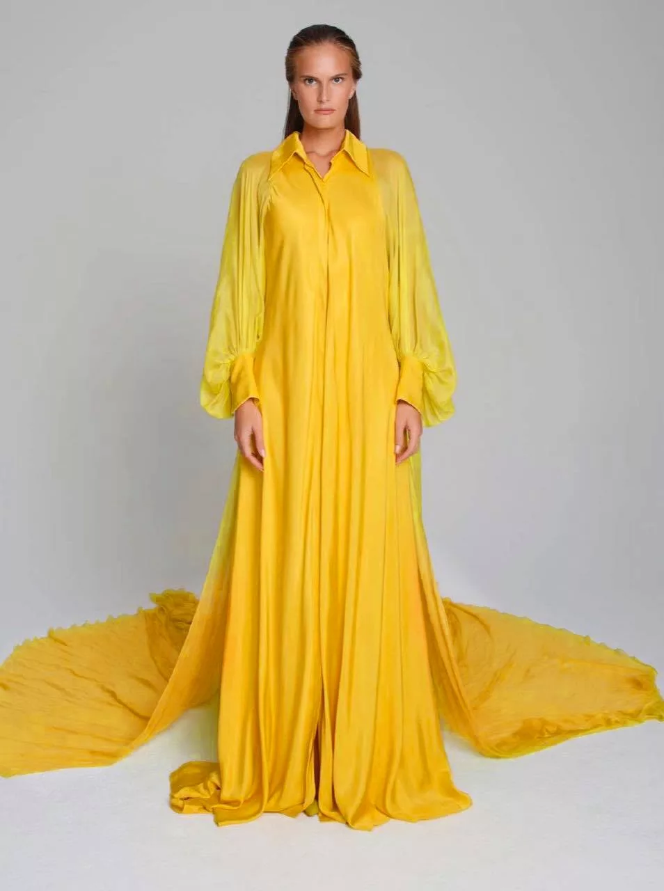 Thiết kế đầm chemise màu vàng ấn tượng của Nhà thiết kế Công Trí