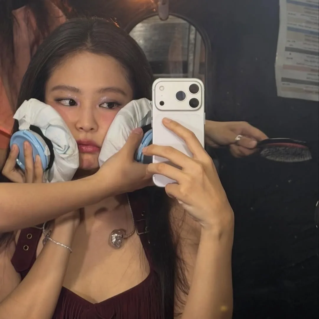 Hình ảnh nữ idol tại hậu trường concert.