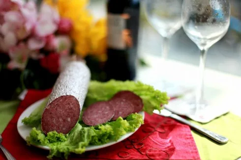 Có nhiều sản phẩm: thịt tươi, thịt đông lạnh, các đồ nguội ăn sẵn... để bạn chọn lựa cho bữa ăn gia đình ngày Tết.
