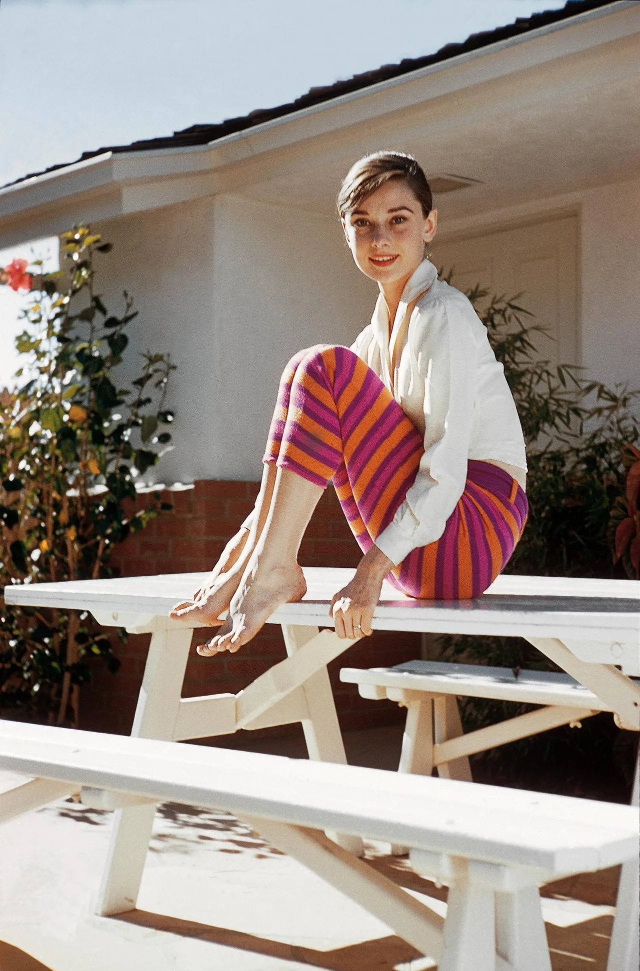 Thời trang Hè - Audrey Hepburn mặc áo sơ mi trắng và quần kẻ sọc màu sắc