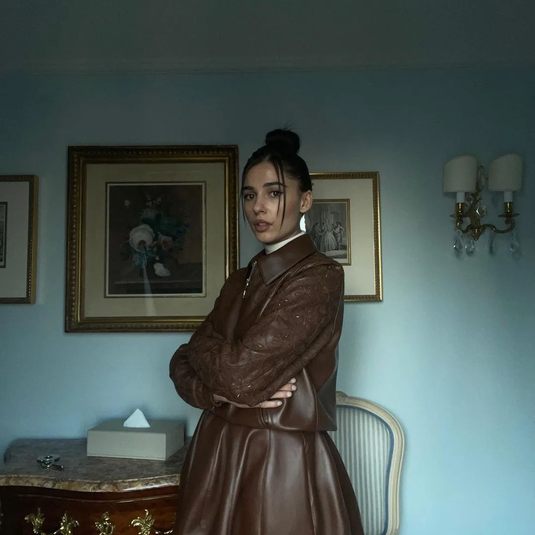 smile 2 Naomi Scott trench coat da