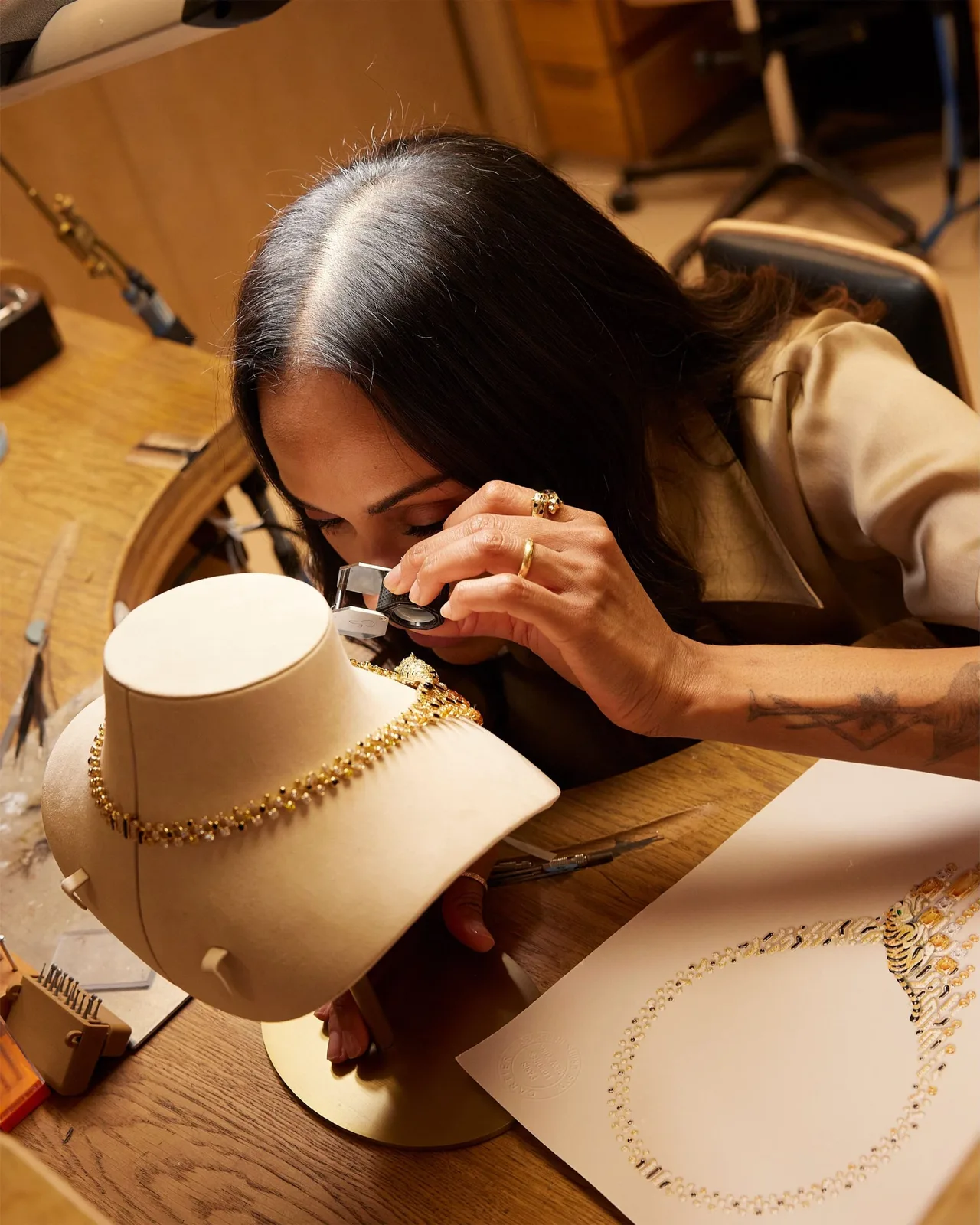 Zoe Saldaña ghé thăm xưởng chế tác trang sức cao cấp của Cartier trước thềm ra mắt BST Le Chœur des Pierres