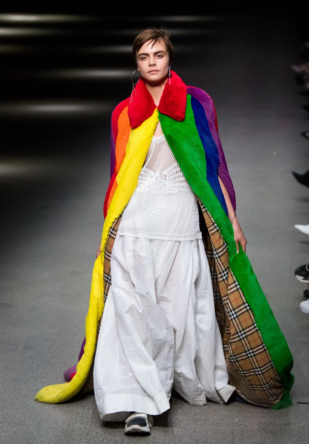 "Chiến binh cầu vồng" Cara Delevingne trở lại sàn runway của thương hiệu Burberry "Chiến binh cầu vồng" Cara Delevingne trở lại sàn runway của thương hiệu Burberry