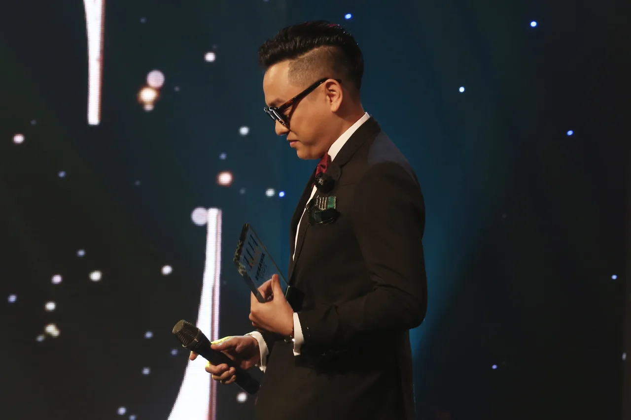 NTK Công Trí nhận giải thưởng Thành tựu của năm tại ELLE Style Awards 2017