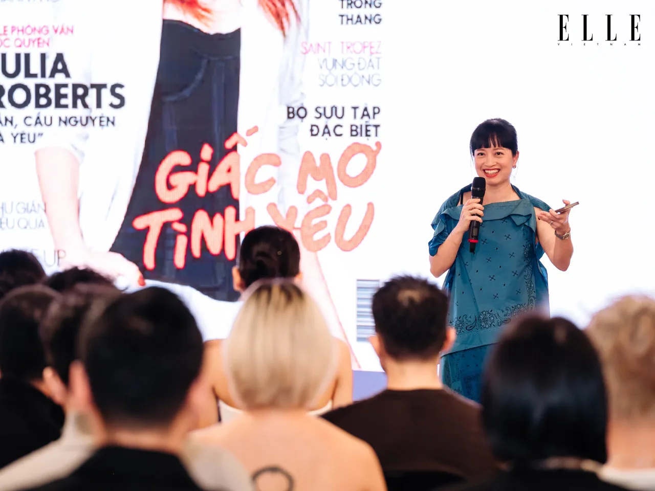 Chị Liên Chi chia sẻ mở đầu tại buổi ra mắt ELLELOVE 2025 với câu chuyện hành trình của ELLE.
