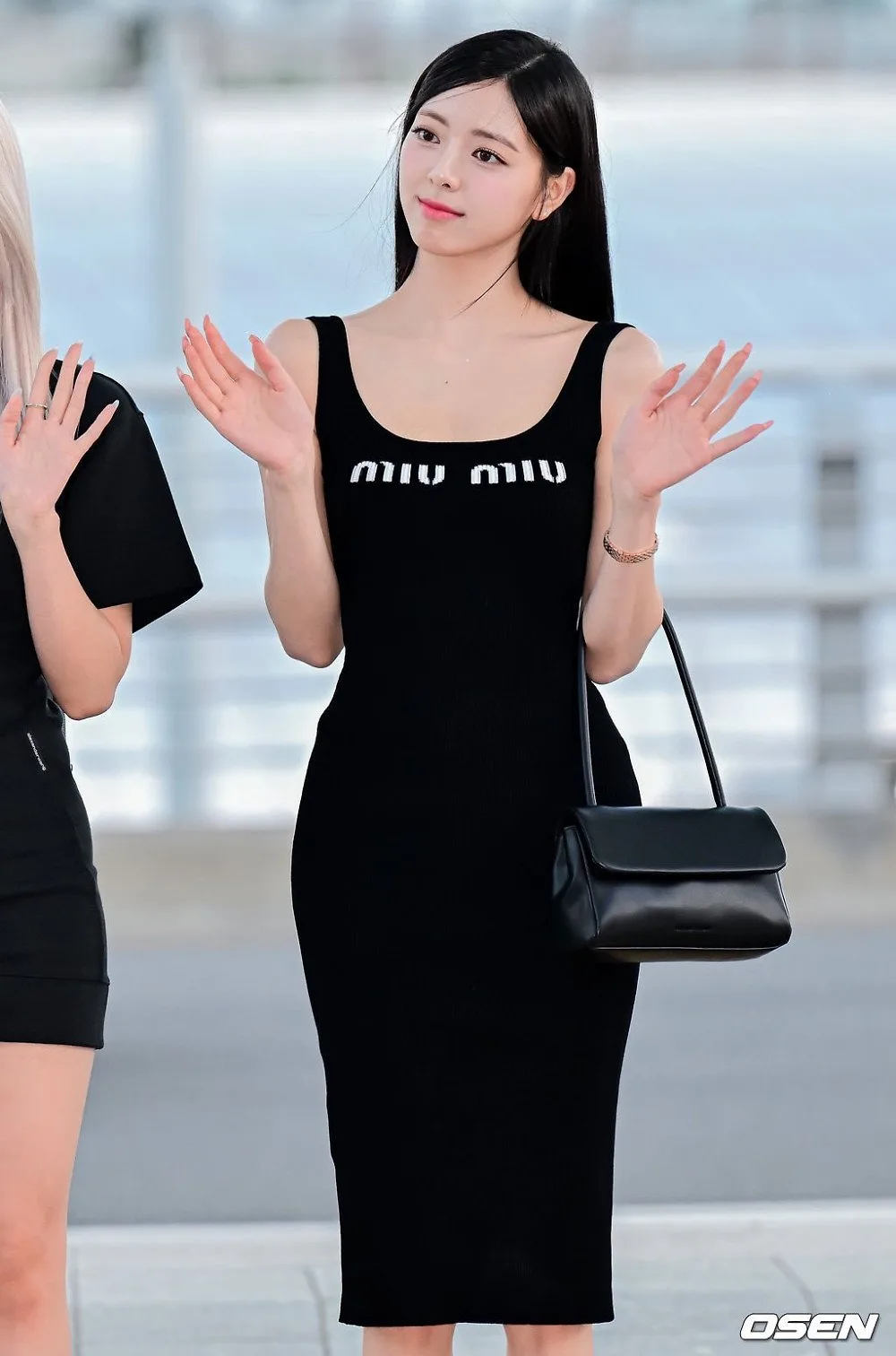 Yuna (ITZY) diện váy bó sát đen Miu Miu