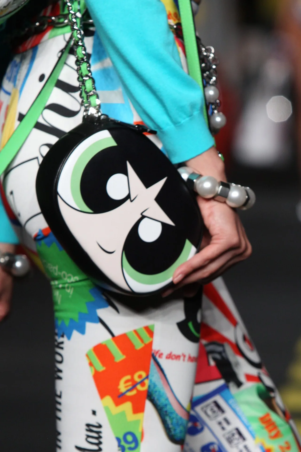 túi xách in hình hoạt hình của moschino